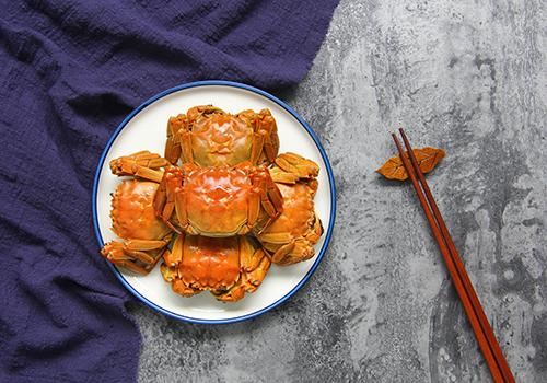 螃蟹是很多人都非常喜欢的一种海鲜食物，而秋葵营养丰富，具有不错的食疗作用，那么螃蟹能和秋葵一起吃吗,吃完螃蟹后过久吃秋葵