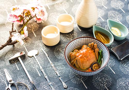 螃蟹是很多人都非常喜欢的一种海鲜食物，而秋葵营养丰富，具有不错的食疗作用，那么螃蟹能和秋葵一起吃吗,吃完螃蟹后过久吃秋葵