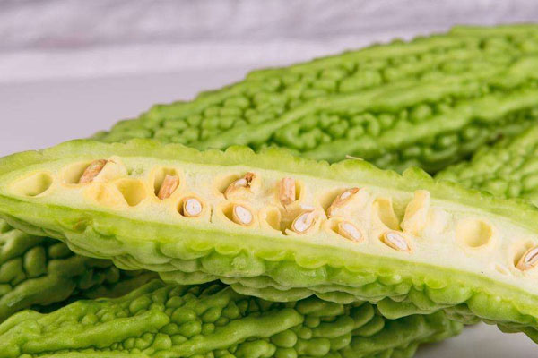 炒苦瓜要去皮去籽吗,炒的苦瓜苦怎么办