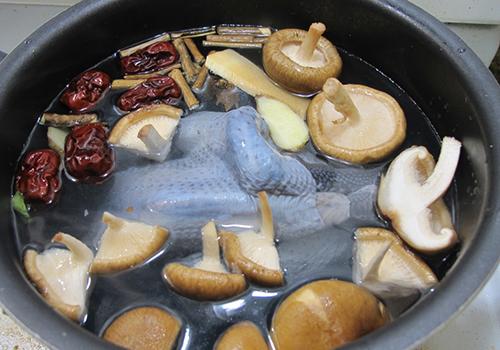 乌鸡汤可以放香菇吗,乌鸡香菇汤的做法