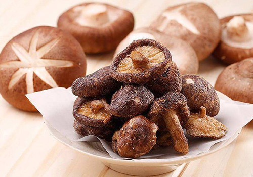 鲜香菇什么颜色的好,新鲜香菇不能和什么同食