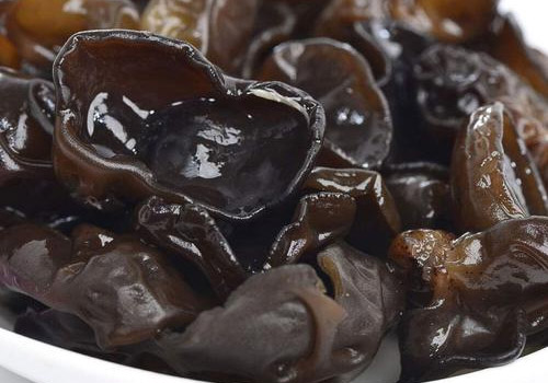 木耳不煮熟能直接吃吗,半生不熟的木耳有毒吗