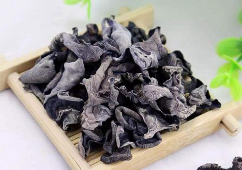 木耳泡发不能超过多少时间,黑木耳泡发24小时后还能吃吗