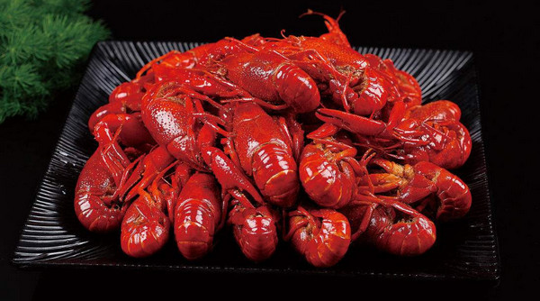 小龙虾怎么吃剥皮 吃小龙虾要注意什么